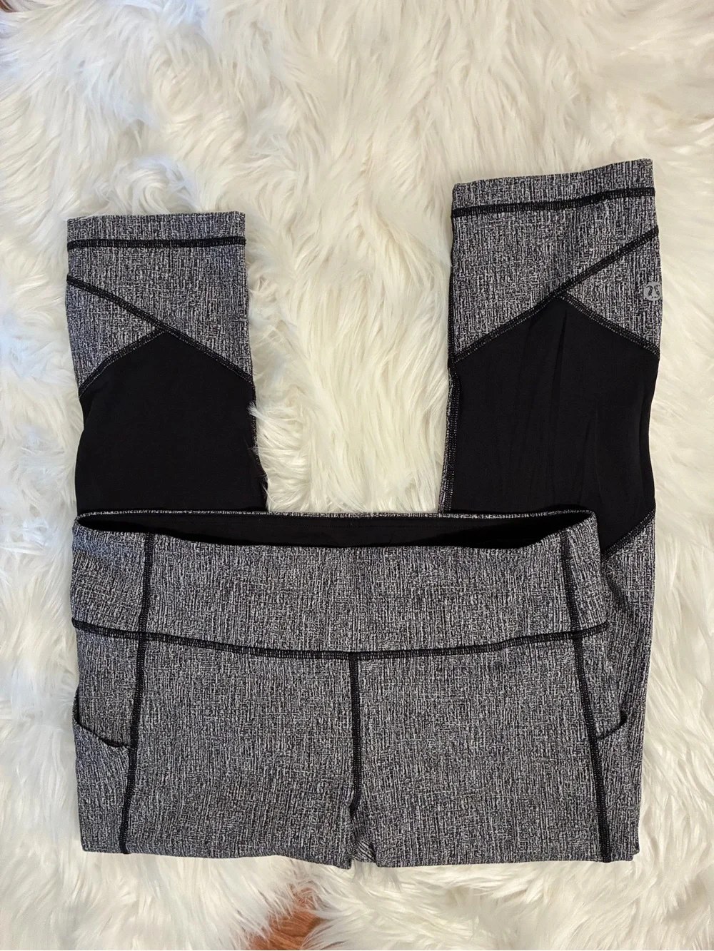 Lululemon Pace Rival Crop 22” Sz 10 Black & White  Activewear